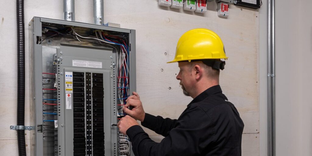 Technik u bezpečnostního panelu